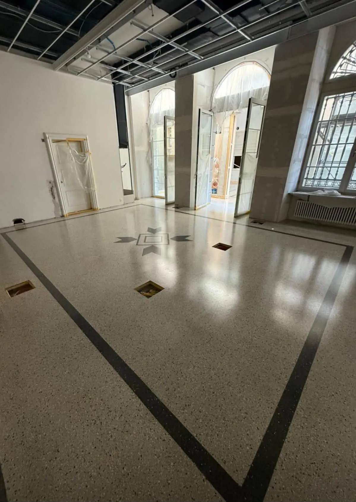 Terrazzo projekt i postavljanje u velikom prostoru